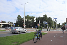 853554 Gezicht op de kruising van het Thomas à Kempisplantsoen (voorgrond) met de Thomas à Kempisweg te Utrecht.